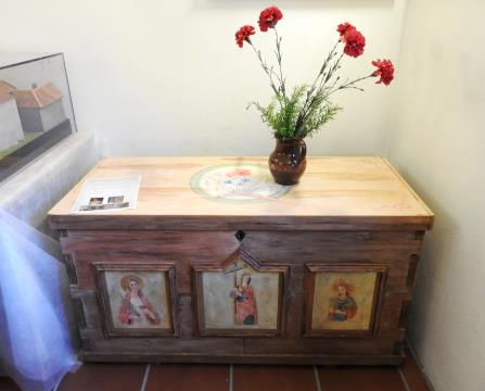 slika Avgust je izdelal in poslikal  s tremi svetnicami skrinjo iz stirodurja 